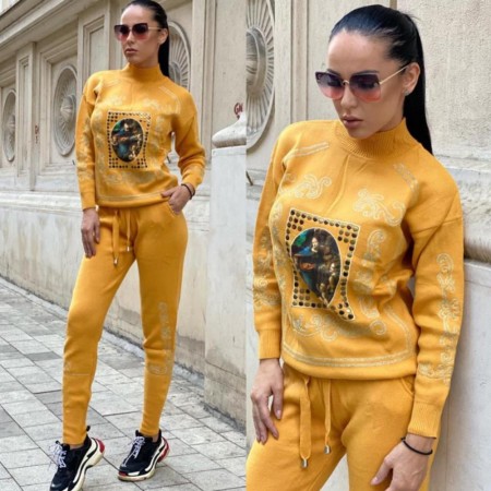 Trening dama din tricot galben cu bluza pe gat si model Tablou
