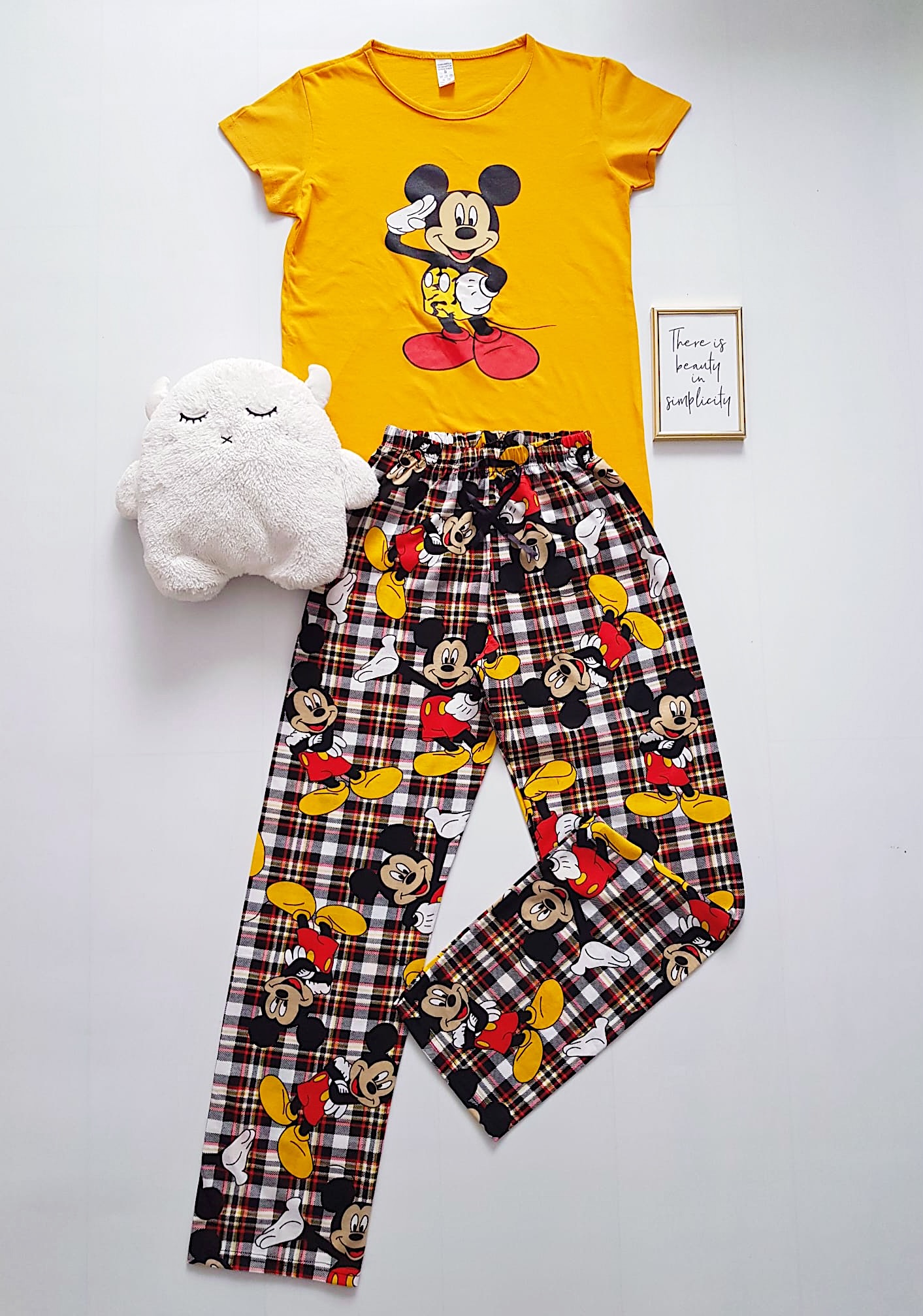 Pijama dama ieftina din bumbac cu tricou galben si pantaloni lungi cu imprimeu MK Hi